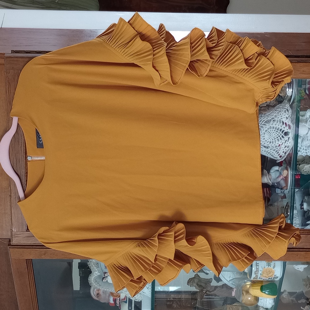 Gracias Fun Ruffle sleeve/sides mustard blouse!
